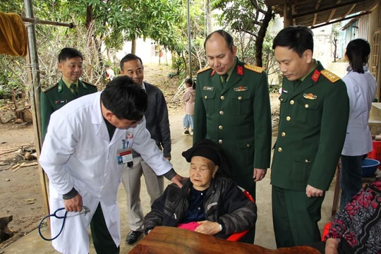 Bệnh viện Quân Y 4 khám sức khỏe và cấp thuốc miễn phí cho bà con xã Tri Lễ (Quế Phong)