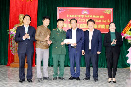 Phó Chủ tịch Thường trực HĐND Nguyễn Nam Đình trao quà Tết người nghèo ở Thanh Chương