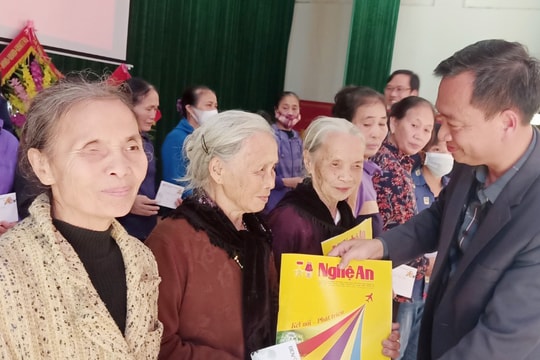 Báo Nghệ An và BIDV Nghệ An trao quà Tết người nghèo ở Hưng Nguyên