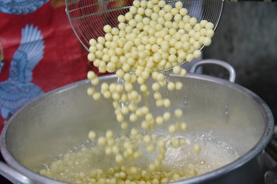 Làng quê tăng ca sản xuất, thứ bánh quê dân dã vẫn không đủ bán dịp Tết