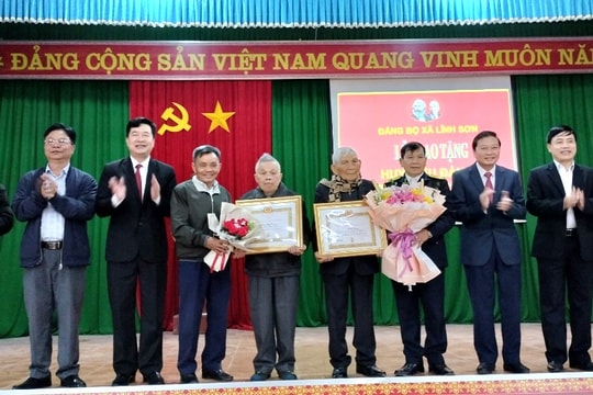 Phó Chủ tịch Thường trực UBND tỉnh trao tặng Huy hiệu 75 năm tuổi Đảng cho đảng viên ở huyện Anh Sơn 