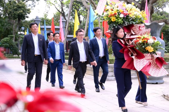 Đồng chí Lê Quốc Minh dâng hương, dâng hoa tại các khu di tích lịch sử và tặng quà gia đình chính sách