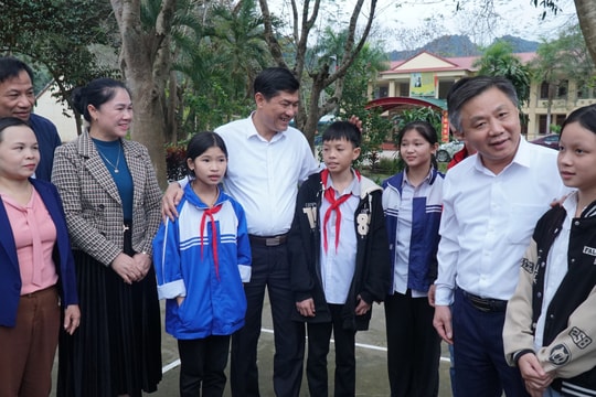 Ngành giáo dục mang tết sớm đến với giáo viên và học sinh vùng khó 