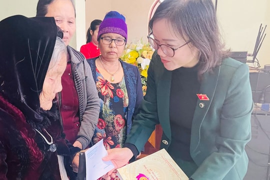 Đoàn đại biểu Quốc hội tỉnh Nghệ An trao quà tết cho người nghèo tại các địa phương