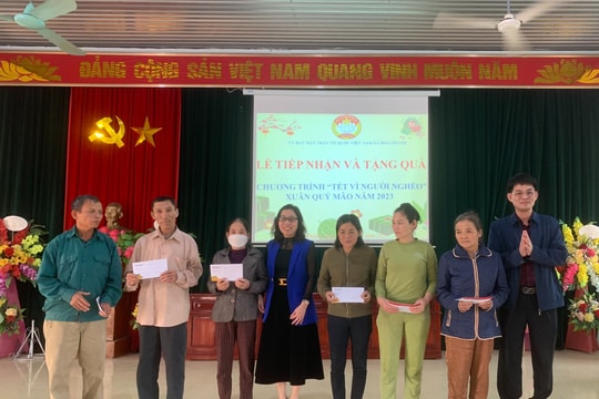 Đoàn Khối Các cơ quan tỉnh phối hợp với Hội đồng hương Yên Thành tại TP. Vinh trao quà tại xã Hoa Thành 