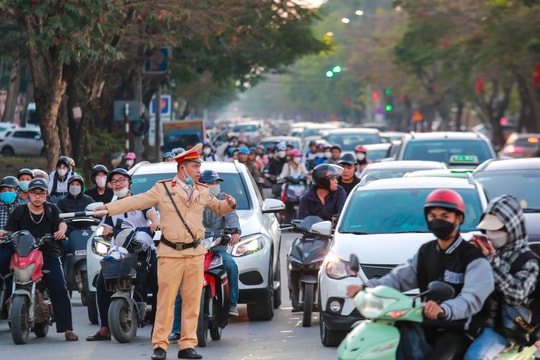 Nhiều tuyến đường ở TP. Vinh ách tắc cục bộ, CSGT căng mình điều tiết