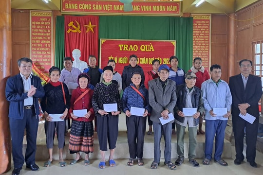 Ủy ban Kiểm tra Tỉnh ủy trao quà cho các hộ nghèo ở xã Sơn Hải (Quỳnh Lưu) và Lục Dạ (Con Cuông)