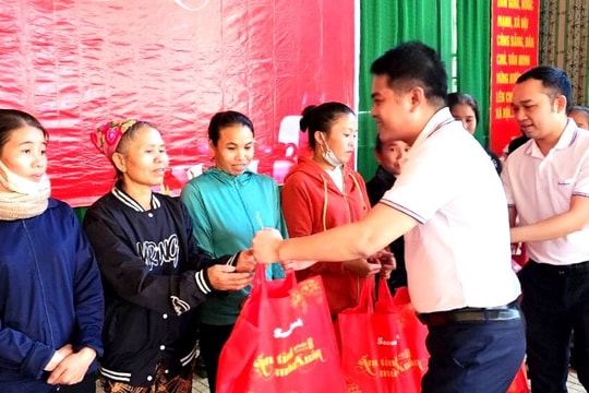 Sacombank Nghệ An trao 100 suất quà Tết cho hộ nghèo Quế Phong