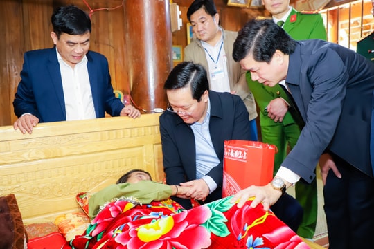 Chủ tịch UBND tỉnh Nguyễn Đức Trung tặng quà, chúc Tết tại huyện Con Cuông