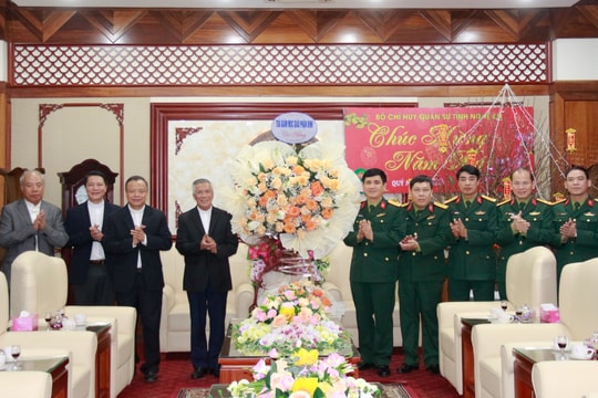 Tòa Giám mục Giáo phận Vinh chúc Tết cổ truyền Bộ CHQS tỉnh Nghệ An 