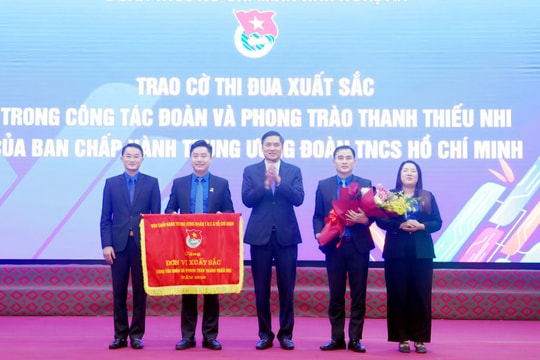 Tỉnh đoàn Nghệ An đón nhận Cờ thi đua đơn vị xuất sắc của Trung ương Đoàn năm 2022 