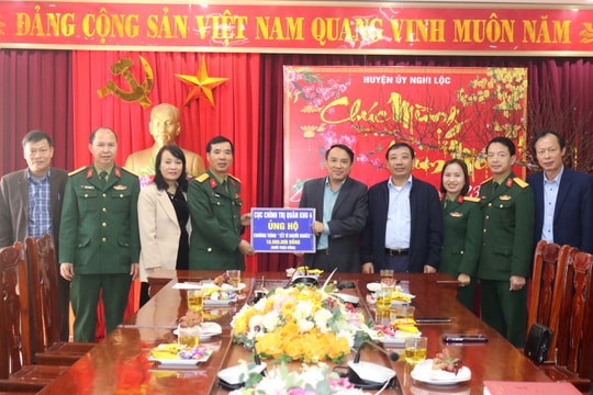 Cục Chính trị Quân khu 4 ủng hộ chương trình ‘Tết vì người nghèo’ tại huyện Nghi Lộc