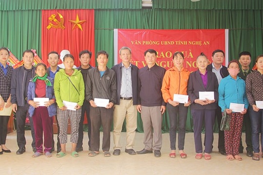 Ban Tuyên giáo Tỉnh ủy, Văn phòng Tỉnh ủy và Văn phòng UBND tỉnh tặng quà Tết các hộ nghèo trên địa bàn tỉnh 