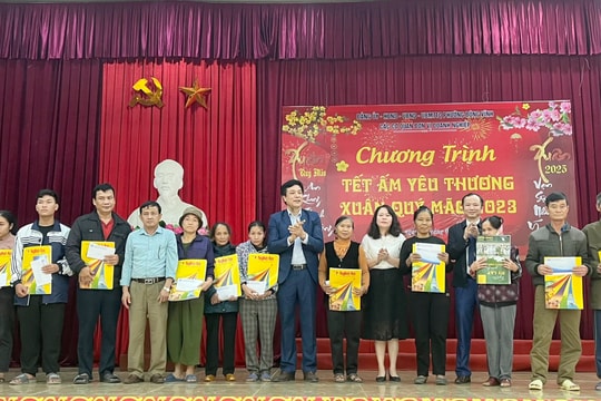 Báo Nghệ An và Công ty cổ phần TTH Group trao quà Tết cho người nghèo tại phường Đông Vĩnh (thành phố Vinh)