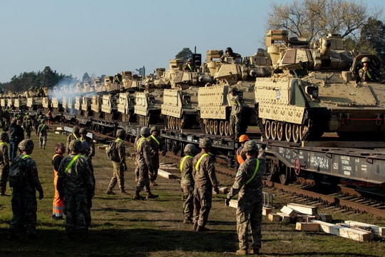 Mỹ bắt đầu ồ ạt điều xe tăng tới Đông Âu