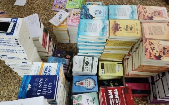 Quy trình 'độc' của đường dây sản xuất hơn 100 tấn sách giả tại Hà Nội