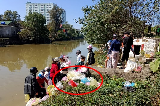 Người dân xả túi ni lông bừa bãi sau khi thả cá chép cúng ông Táo