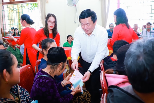 Đồng chí Nguyễn Xuân Thắng thăm, chúc Tết các gia đình có hoàn cảnh khó khăn tại Thanh Chương 