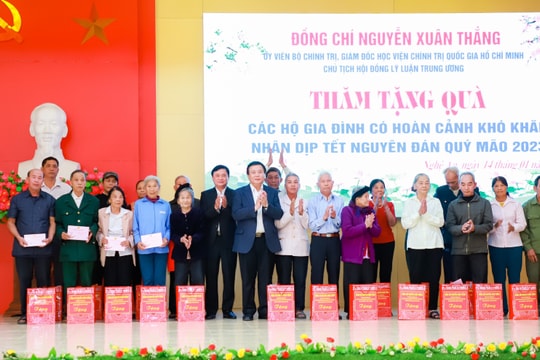 Đồng chí Nguyễn Xuân Thắng thăm, chúc Tết công nhân, người có công, hộ nghèo, hộ khó khăn tại huyện miền núi của Nghệ An