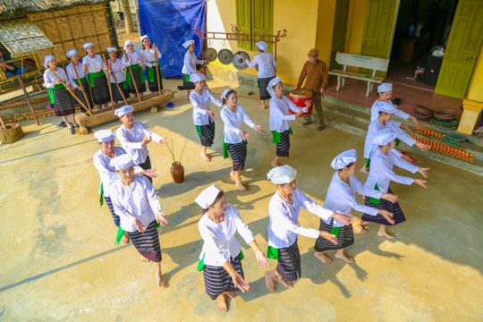 Nghệ nhân tâm huyết giữ gìn vốn quý của đồng bào Thổ