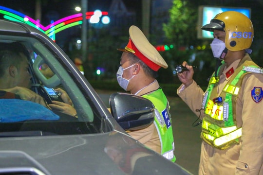 Cảnh sát giao thông TP Vinh xuyên đêm xử lý vi phạm nồng độ cồn