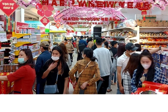 Người dân Nghệ An chen chân mua sắm Tết trong ngày cuối tuần