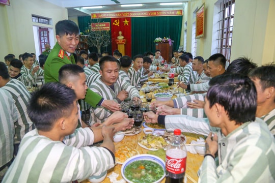 Ấm lòng bữa cơm tất niên của phạm nhân trong trại giam