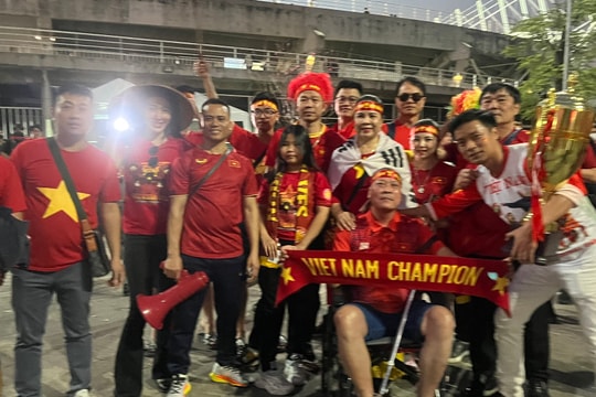 Cổ động viên Việt Nam tin tưởng đội bóng của thầy Park sẽ thắng Thái Lan