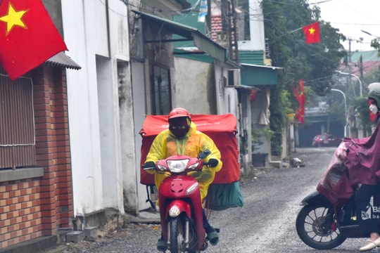 Shipper tất bật giao hàng Tết giữa trời mưa rét