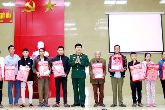 Bộ CHQS tỉnh Nghệ An mang hơi ấm mùa xuân đến với các gia đình hoàn cảnh khó khăn trên địa bàn tỉnh