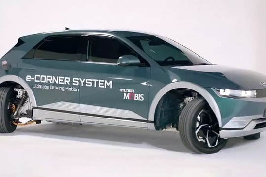 Trầm trồ trước xe điện Hyundai IONIQ 5 có thể 'bò ngang' như cua, xoay như compa