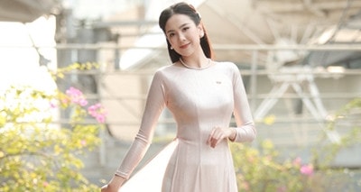 Mai Ngọc VTV khoe dáng chuẩn vòng eo 58cm khi diện áo dài Tết