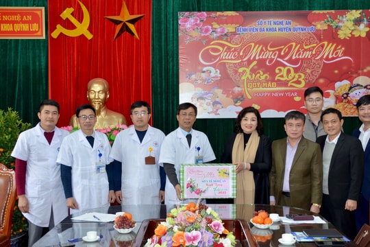 Giám đốc Sở Y tế Nghệ An thăm, làm việc và tặng quà cho các đơn vị y tế ở huyện Nghi Lộc, Diễn Châu và Quỳnh Lưu