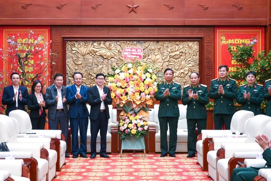 Phó Bí thư Thường trực Tỉnh ủy Nghệ An thăm, chúc Tết Quân khu 4