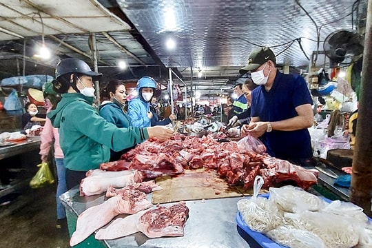 Cận Tết, giá lợn hơi vẫn ở mức thấp, người chăn nuôi thua lỗ