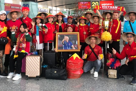 Cổ động viên Việt Nam làm điều đặc biệt trước trận chung kết AFF Cup 2022