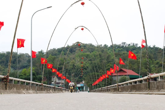 Làng quê Nghệ An đỏ thắm sắc cờ mừng Đảng, mừng Xuân