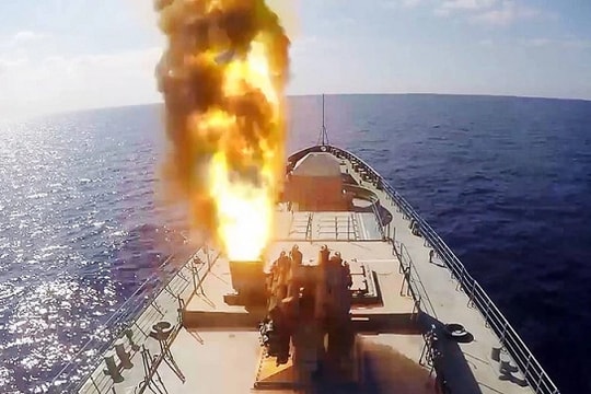 Nga khẳng định không ngại xe tăng của NATO, điều 17 tàu chiến áp sát Ukraine