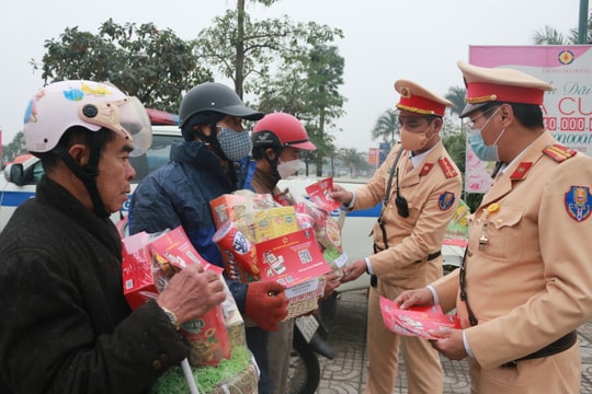Cảnh sát giao thông Nghệ An tăng cường tuần tra kiểm soát, kết hợp tặng quà cho người dân về quê ăn Tết