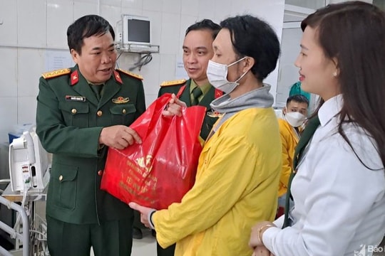Ấm áp ‘Tết sum vầy đồng hành cùng bệnh nhân’ ở Bệnh viện Quân y 4