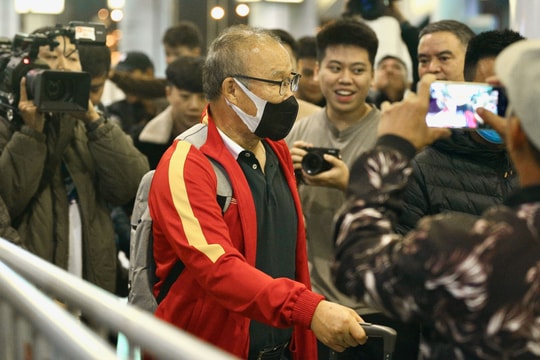 HLV Park Hang-seo ở lại Việt Nam ăn Tết; Inter đoạt Siêu Cup Italia