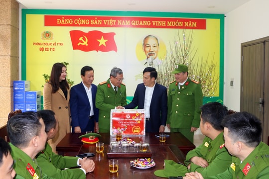 Lãnh đạo thành phố Vinh thăm, tặng quà các đơn vị làm nhiệm vụ trực Tết