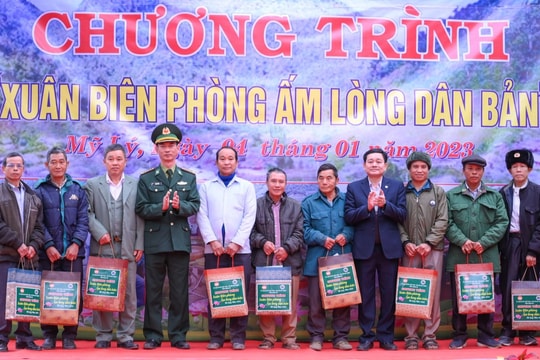 Tết ấm tình quân dân