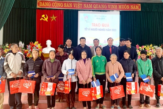 Sở Du lịch Nghệ An tặng quà cho người nghèo dịp Tết Quý Mão