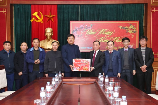 Bí thư Thành ủy Vinh chúc Tết Báo Nghệ An, Ban Chỉ huy Quân sự TP. Vinh và Công an phường Lê Mao