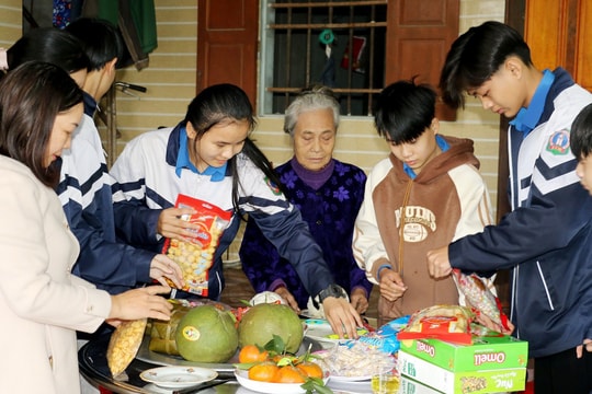 'Mẹ đỡ đầu' của những học sinh ở Nghệ An