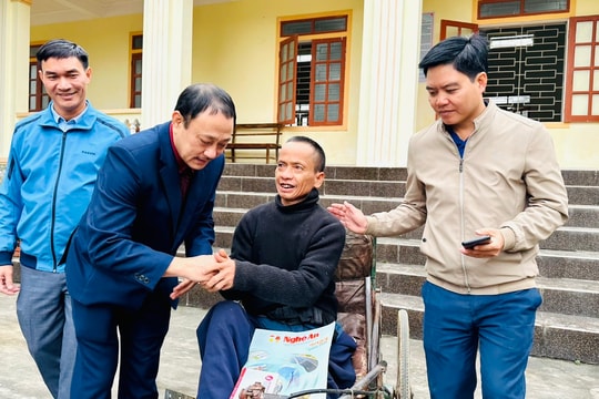 Báo Nghệ An trao tặng quà Tết cho gia đình khó khăn tại huyện Thanh Chương
