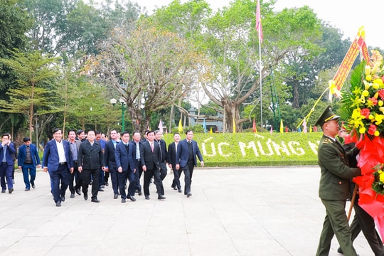 Chủ nhiệm Ủy ban Kiểm tra Trung ương Trần Cẩm Tú dâng hương tưởng niệm Chủ tịch Hồ Chí Minh