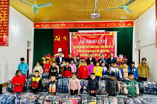 Mang Tết ấm đến với đồng bào nghèo vùng cao Nghệ An