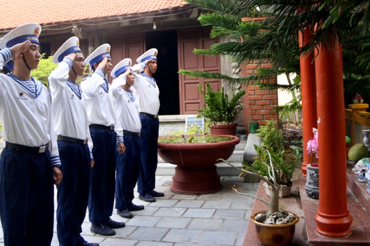 Máu xương anh đã hòa vào sóng nước Biển Đông